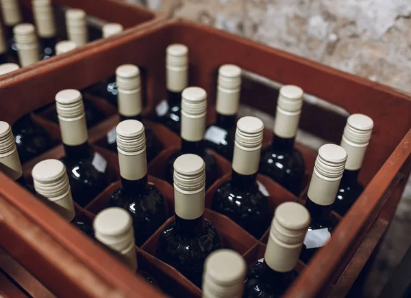 Mahzende Şarap Şişeleri Yığını — Stok fotoğraf