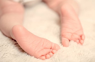 Uyuyan sevimli bebek ayağı yatakta