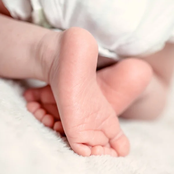 Κοιμάται Αξιολάτρευτο Πόδι Μωρού Στο Κρεβάτι — Φωτογραφία Αρχείου