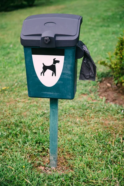 Cestino Verde Cani Con Plastica All Aperto Nel Parco — Foto Stock
