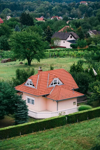 Casa Aldeia Com Parque Verde — Fotografia de Stock