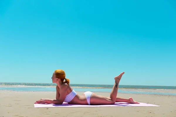 Sexig kvinna på en strand — Stockfoto