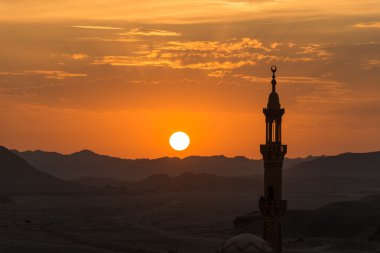Günbatımı ile ön planda Müslüman Camii