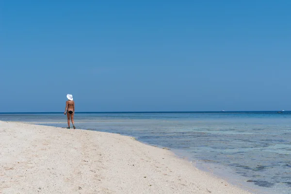 Стройная женщина на райском пляже — стоковое фото