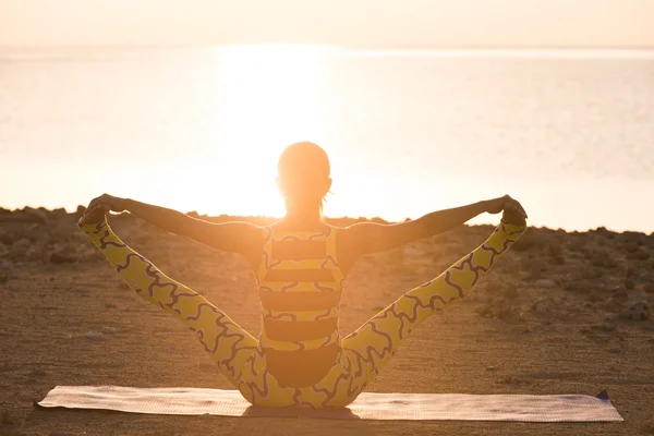Prática de ioga. Mulher fazendo ioga pose ao nascer do sol — Fotografia de Stock