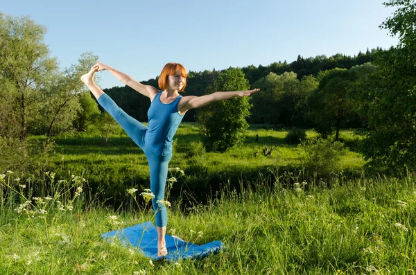 Yoga-Praxis. Rote Frau praktiziert Fitness-Yoga — Stockfoto