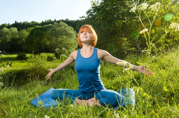 Kırmızı kadın fitness yoga açık havada uygulamak — Stok fotoğraf