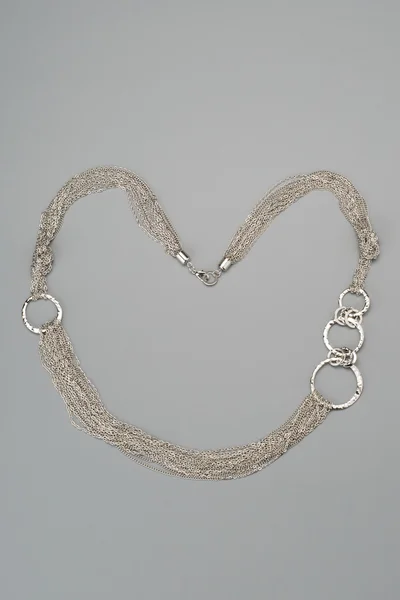 Luxusní stříbrný náhrdelník na šedém pozadí — Stock fotografie