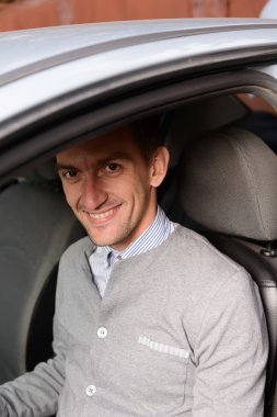 mutlu genç adam arabasında