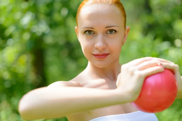 Vacker kvinna med fitness boll — Stockfoto