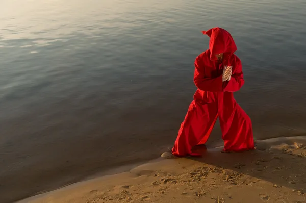 Karatê monge vestindo capuz vermelho meditando — Fotografia de Stock