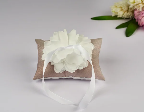 Коричневий подушка для обручок з квіткою — стокове фото
