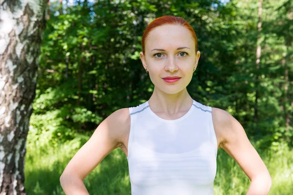 Zinnelijke fitness vrouw in park — Stockfoto