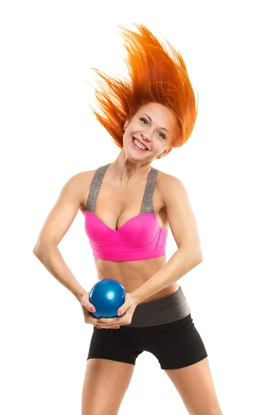 Piękna kobieta zmysłowa robi fitness z piłką — Zdjęcie stockowe