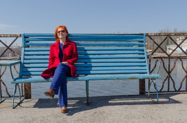 Kırmızı kadın zevk güneşli bir gün