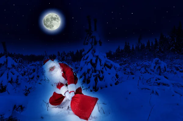 Papai Noel com saco pesado — Fotografia de Stock