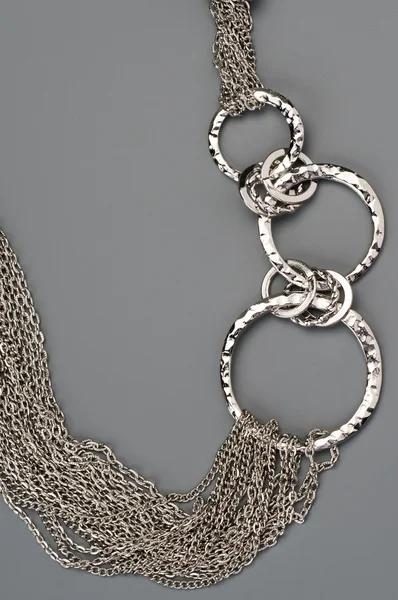 Collar de plata de lujo sobre fondo gris — Foto de Stock