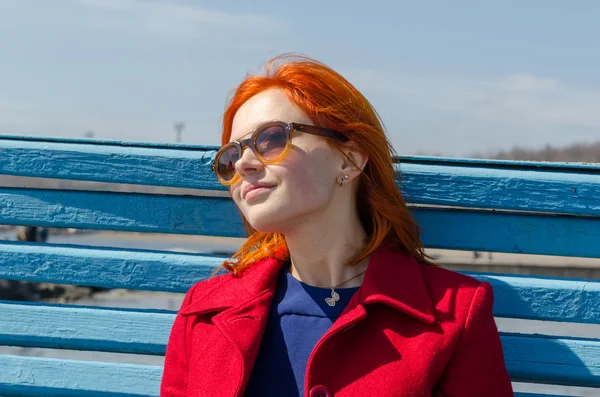Červená žena líbí slunečný den — Stock fotografie