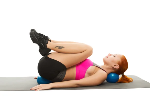 Schöne sinnliche Frau macht Fitness mit Ball — Stockfoto