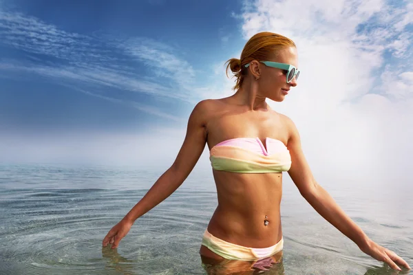 Hermosa mujer en el mar — Foto de Stock