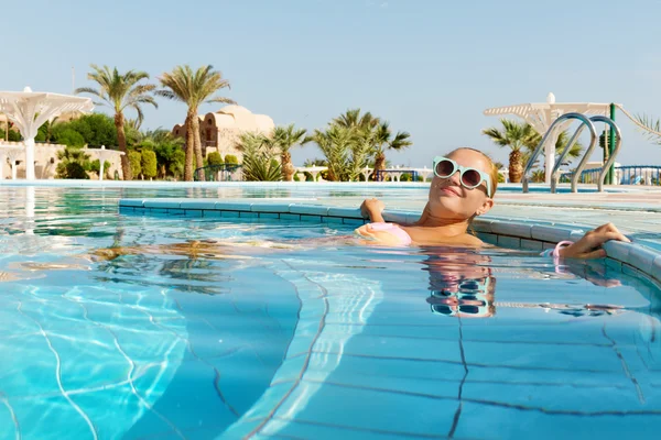 Giovane donna godendo di acqua calda in piscina — Foto Stock