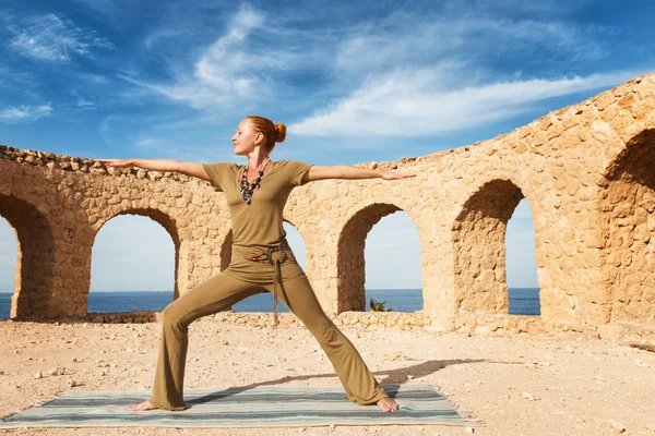 Schöne Frau praktiziert Yoga — Stockfoto