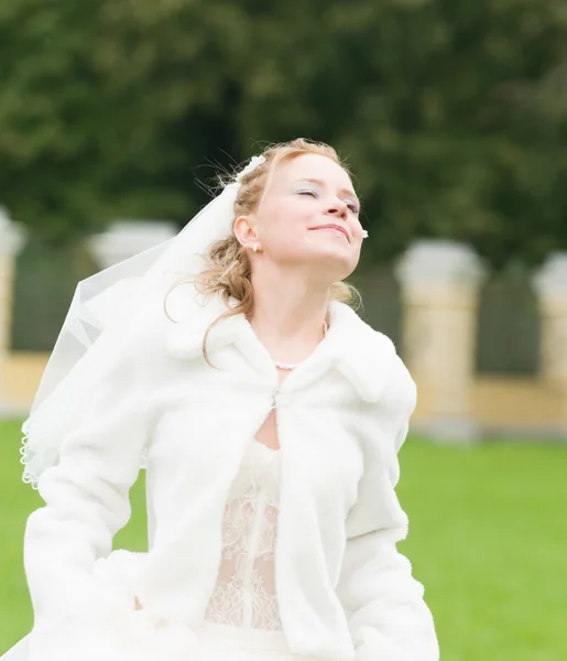 Young bride happy — Stock Photo, Image