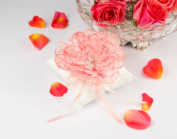 Hermosa almohada para anillos de boda con pétalos de rosa —  Fotos de Stock