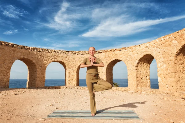 Schöne Frau praktiziert Yoga — Stockfoto