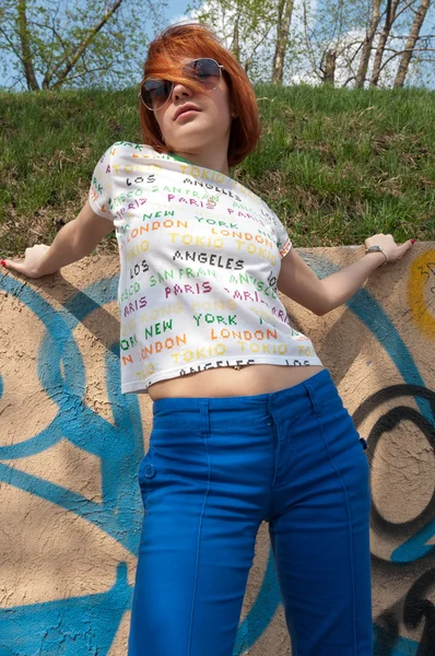 Mujer roja contra pared de grafitti — Foto de Stock