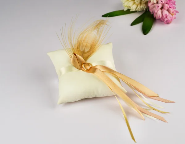 Красивая подушка для обручальных колец — стоковое фото