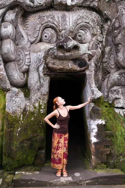 Goa gajah iblis ağzında duran genç bir kadın — Stok fotoğraf