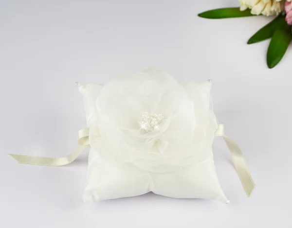 Hermosa almohada para anillos de boda — Foto de Stock