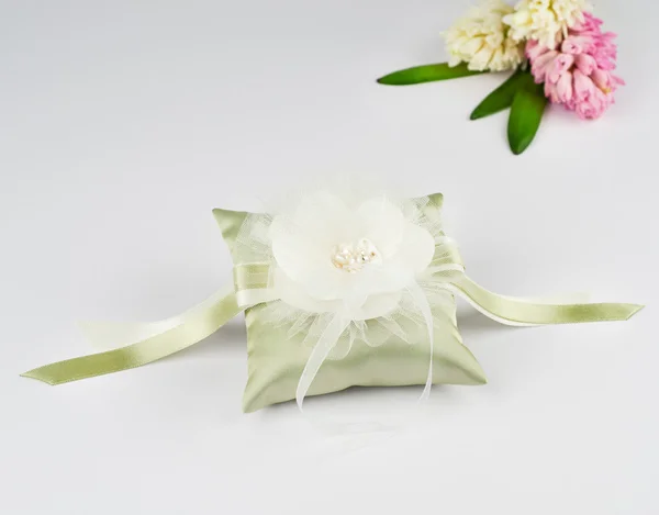 Belo travesseiro para anéis de casamento — Fotografia de Stock
