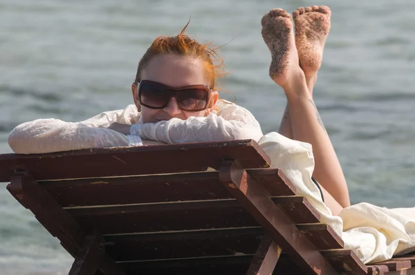 Junge rote Frau sonnt sich — Stockfoto