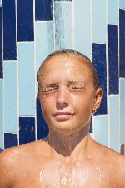 Frau unter der Dusche — Stockfoto