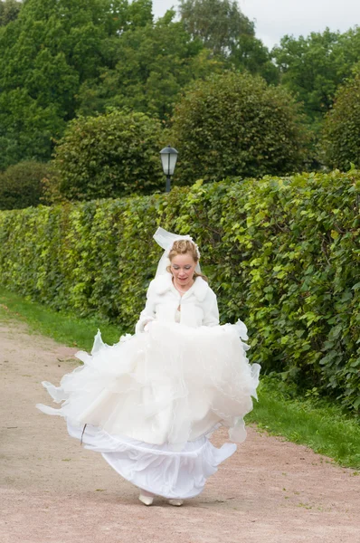 Young bride running happy — Stock Photo, Image