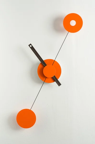 Moderne Uhr an der Wand — Stockfoto