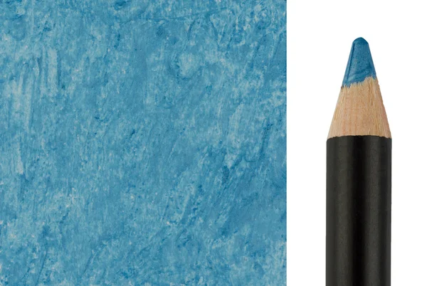 Синий карандаш для макияжа с мазком — стоковое фото