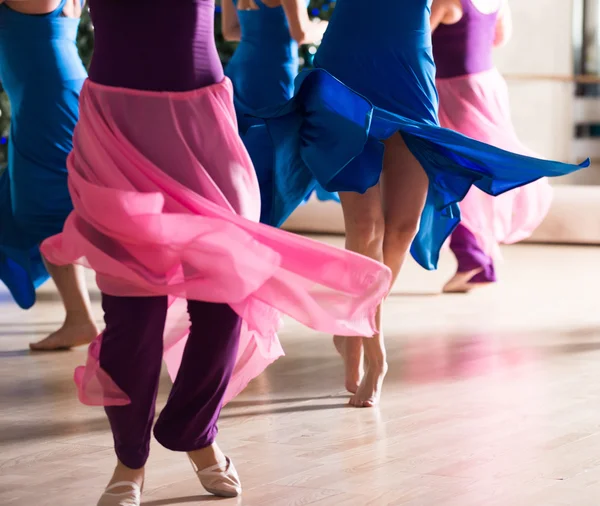 妇女的舞蹈班κατηγορία Χορός για τις γυναίκες — Φωτογραφία Αρχείου