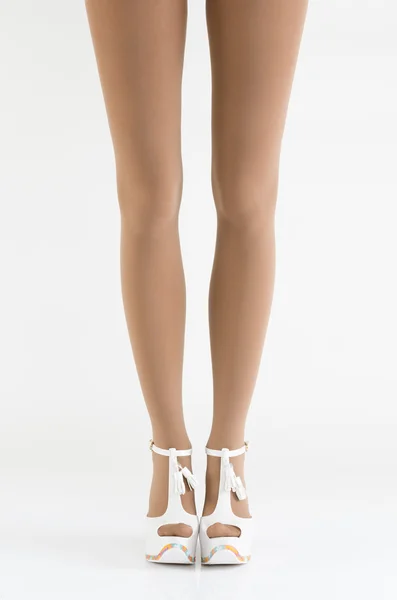 Gambe femminili lunghe e sottili — Foto Stock