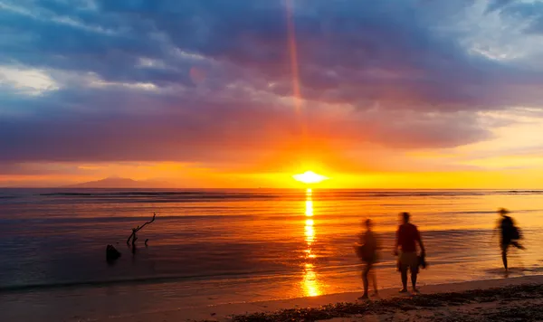バリ島に沈む夕日を見て — ストック写真