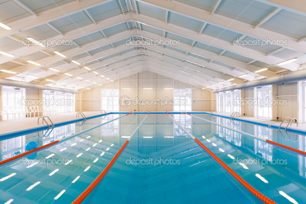 Piscina al coperto — foto stock © nikitabuida #26617981 Piscina al coperto