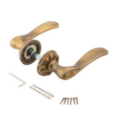 Kapı kolu montaj beyaz zemin üzerine