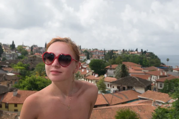 Fiatal nő élvezi Antalya panoráma — Stock Fotó