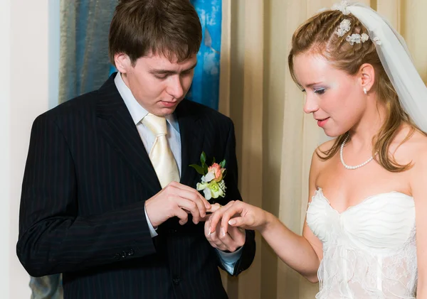 Joven pareja de boda poniendo el anillo —  Fotos de Stock