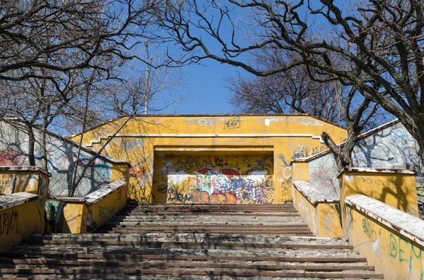 Trap met graffiti muur — Stockfoto