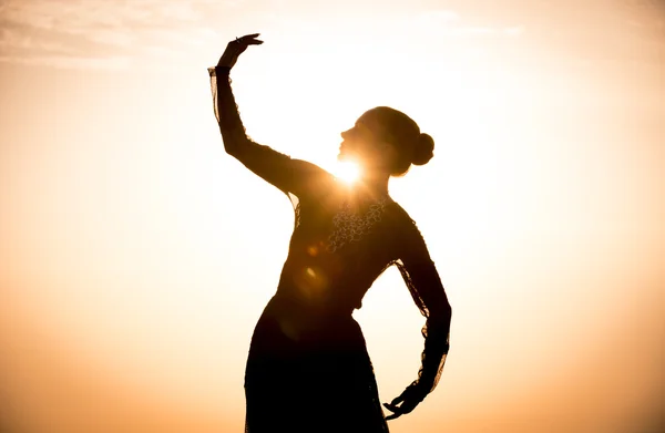 Silhouet van de vrouw dansen bij zonsopgang — Stockfoto
