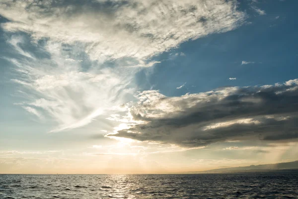 Slunce stoupá ove Tichého oceánu — Stock fotografie