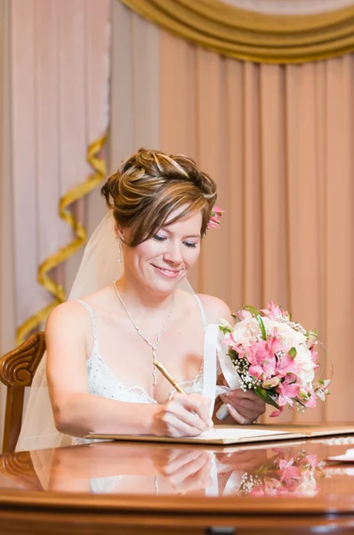 美丽的新娘结婚证书注册 — 图库照片